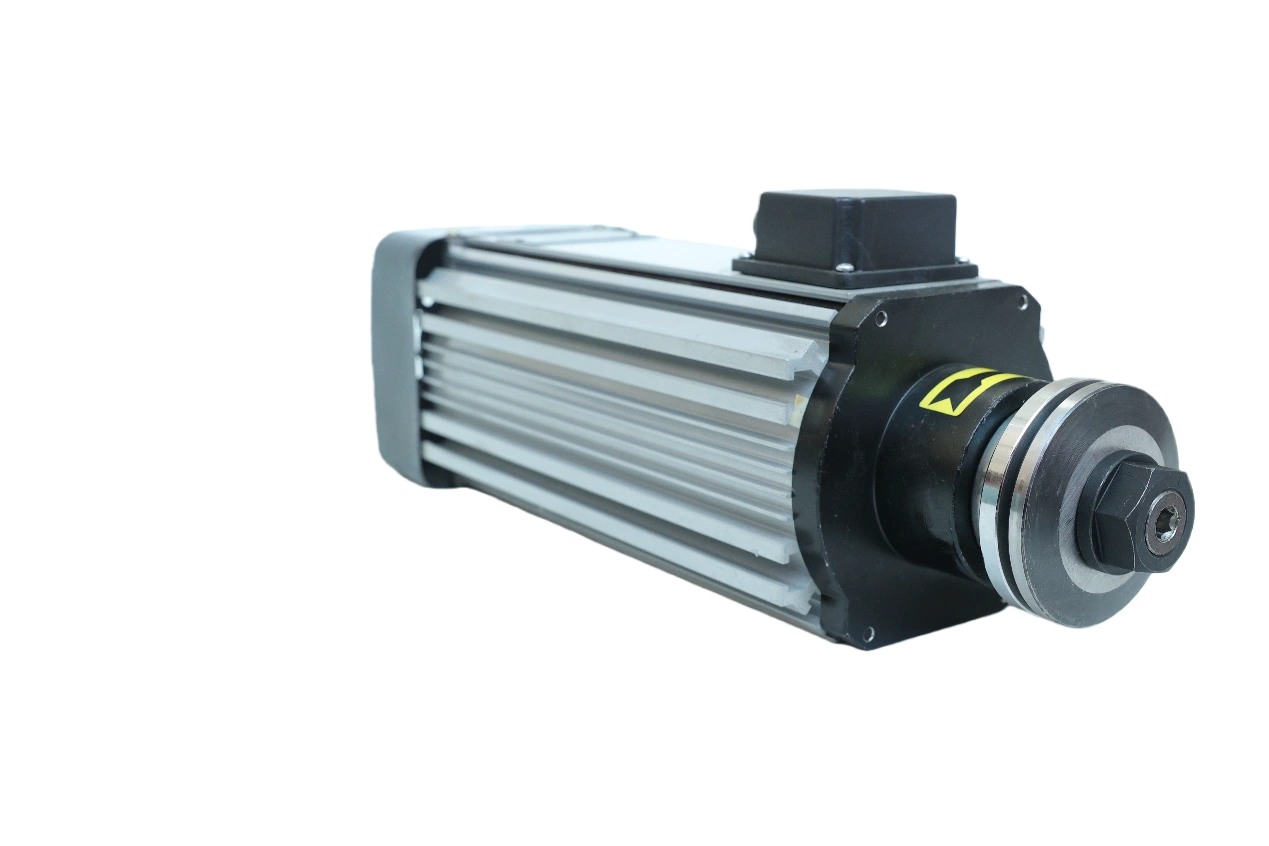 The spindle cutting motor operates at high speeds and supports quick switching between multiple processes, addressing the challenges of handling small, customized orders and orders requiring multiple processes.